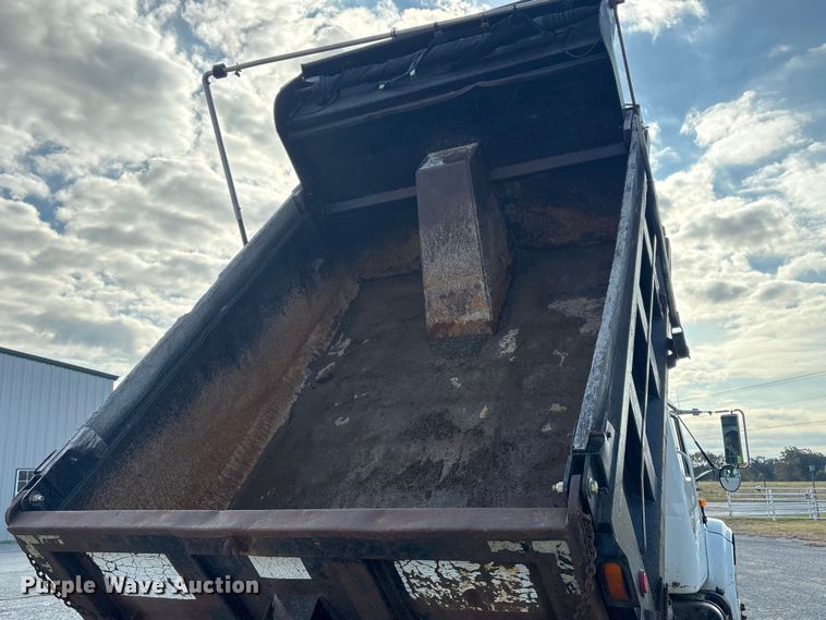 image for item FI0024 2001 International 4700 dump truck