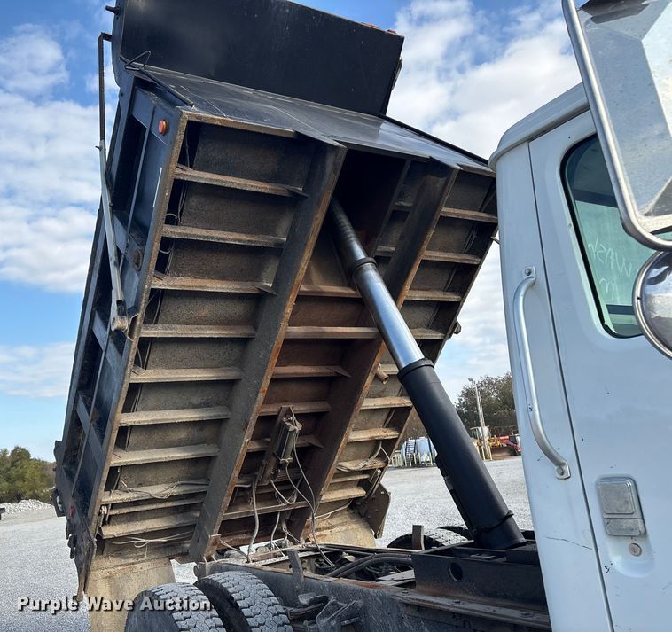 image for item FI0024 2001 International 4700 dump truck