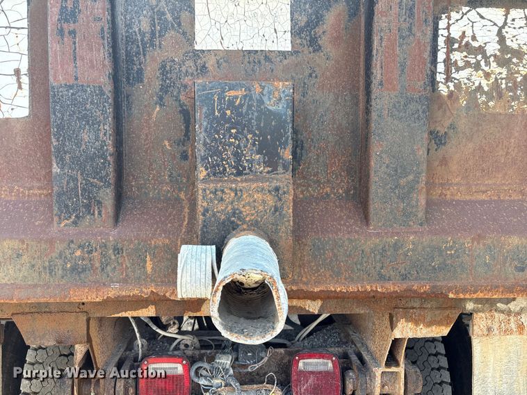 image for item FI0024 2001 International 4700 dump truck