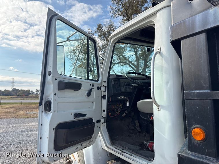 image for item FI0024 2001 International 4700 dump truck