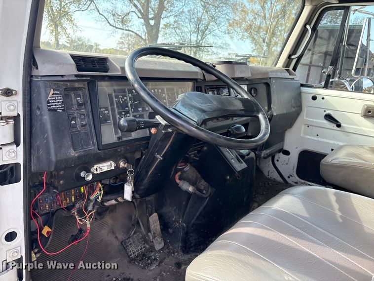 image for item FI0024 2001 International 4700 dump truck