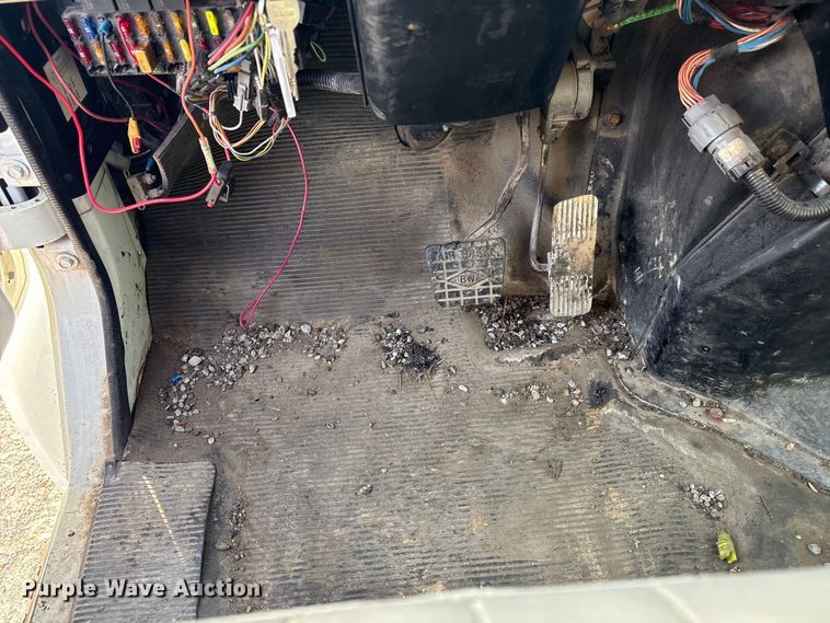 image for item FI0024 2001 International 4700 dump truck