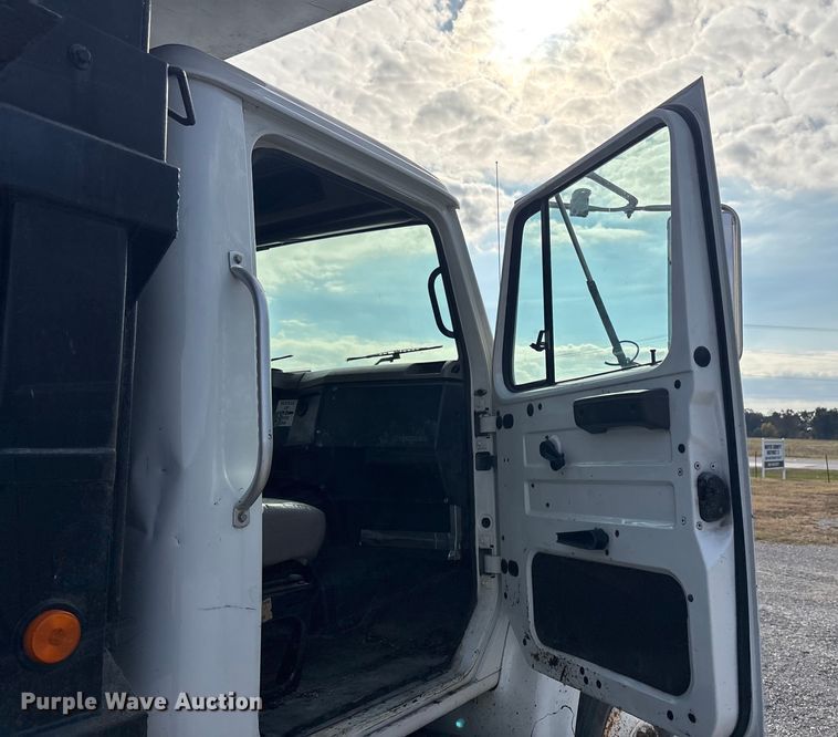 image for item FI0024 2001 International 4700 dump truck