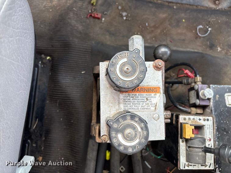 image for item FI0024 2001 International 4700 dump truck