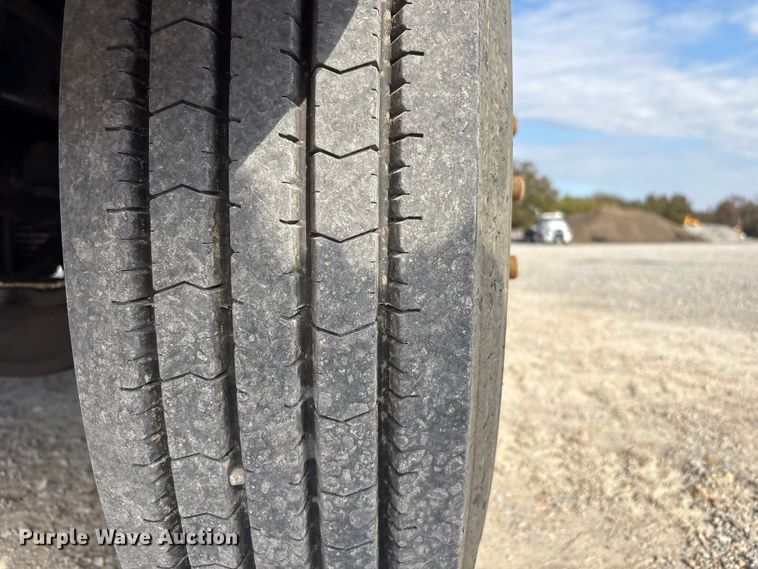 image for item FI0024 2001 International 4700 dump truck