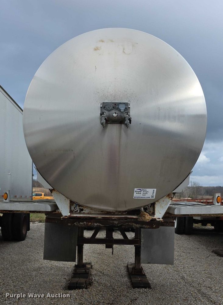 image for item FI0648 1986 Walker Sanitary 3A asphalt trailer  