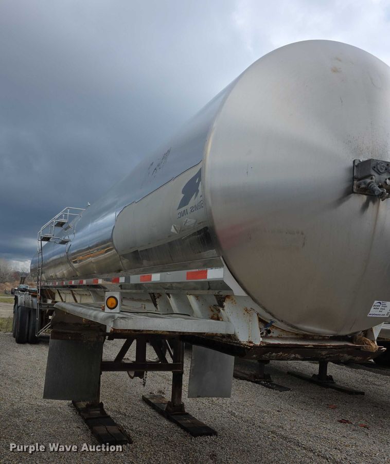 image for item FI0648 1986 Walker Sanitary 3A asphalt trailer  