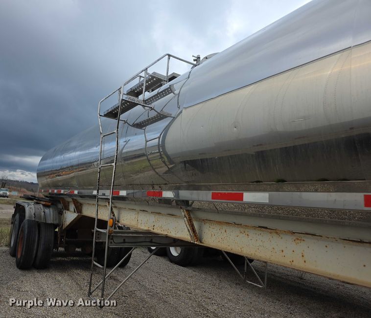 image for item FI0648 1986 Walker Sanitary 3A asphalt trailer  