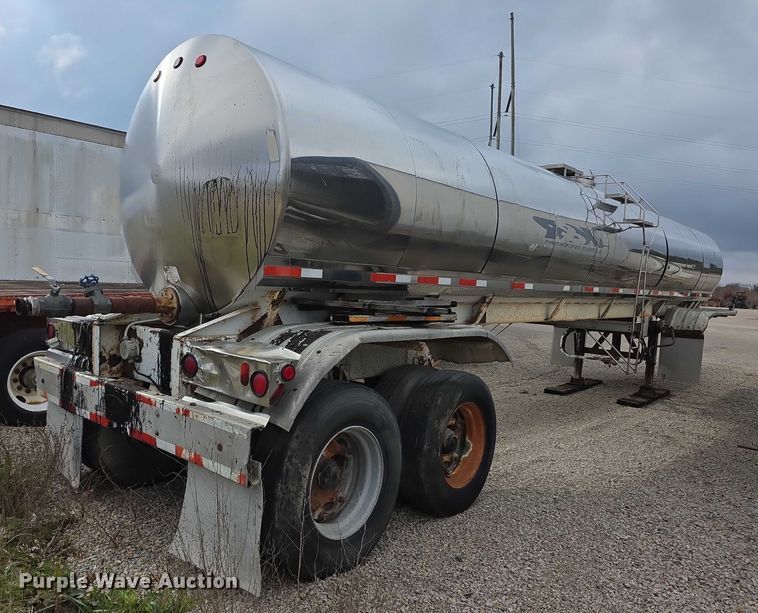 image for item FI0648 1986 Walker Sanitary 3A asphalt trailer  