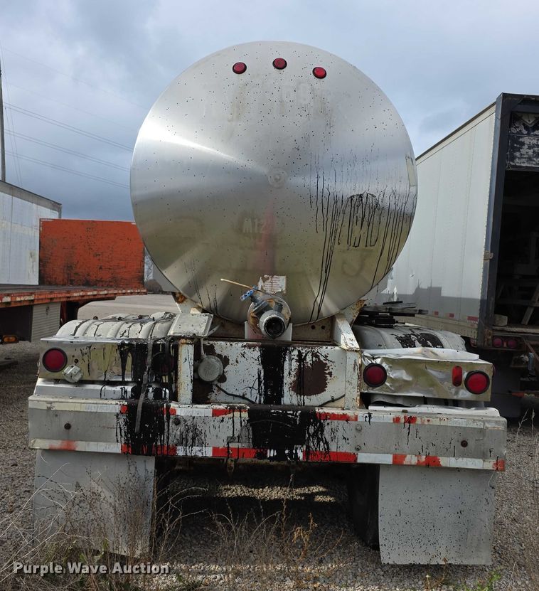 image for item FI0648 1986 Walker Sanitary 3A asphalt trailer  