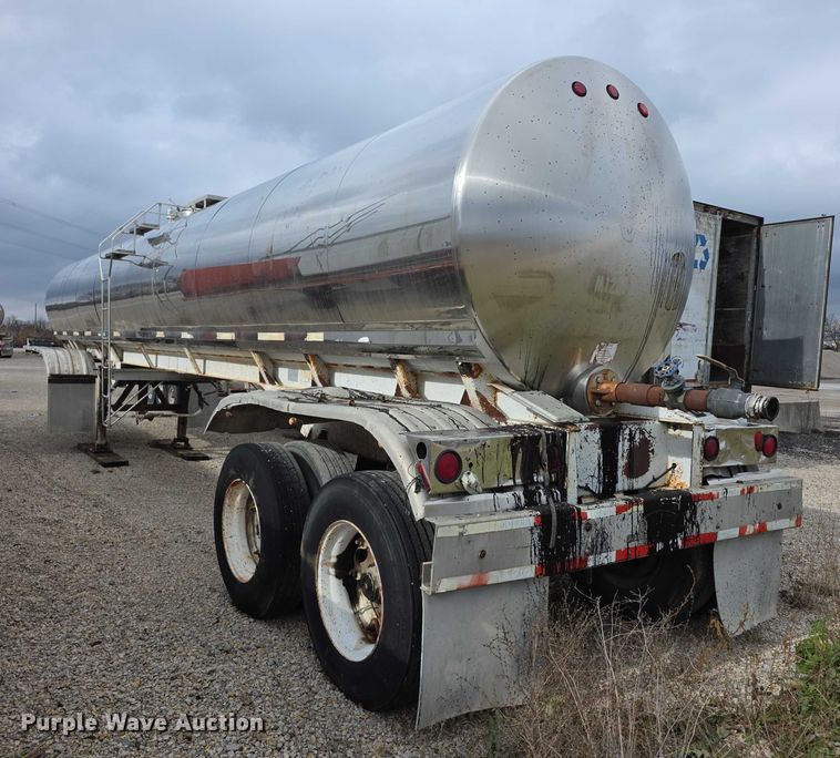 image for item FI0648 1986 Walker Sanitary 3A asphalt trailer  