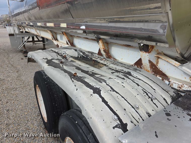 image for item FI0648 1986 Walker Sanitary 3A asphalt trailer  