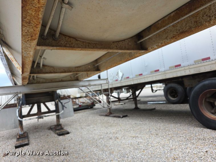 image for item FI0648 1986 Walker Sanitary 3A asphalt trailer  