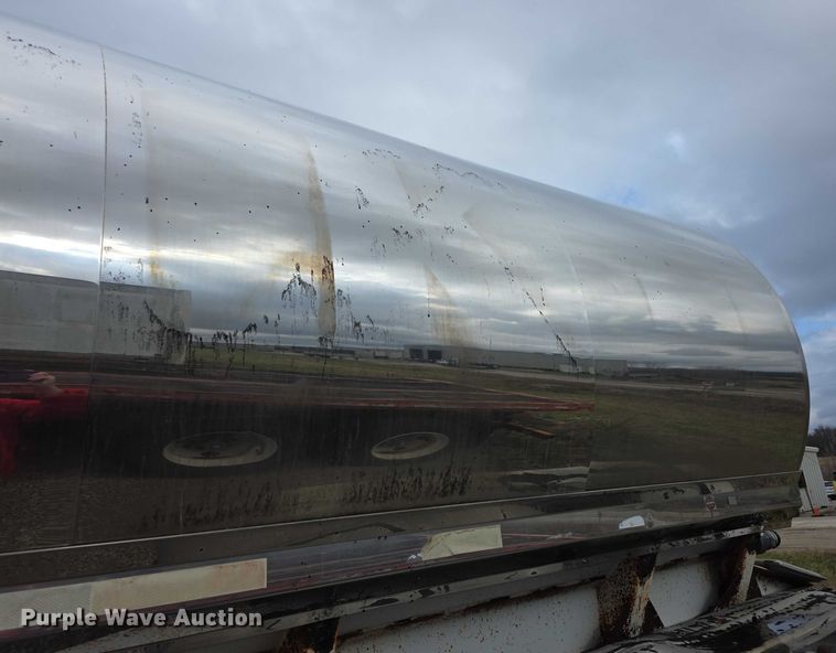 image for item FI0648 1986 Walker Sanitary 3A asphalt trailer  