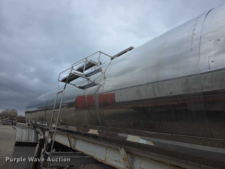 image for item FI0648 1986 Walker Sanitary 3A asphalt trailer  