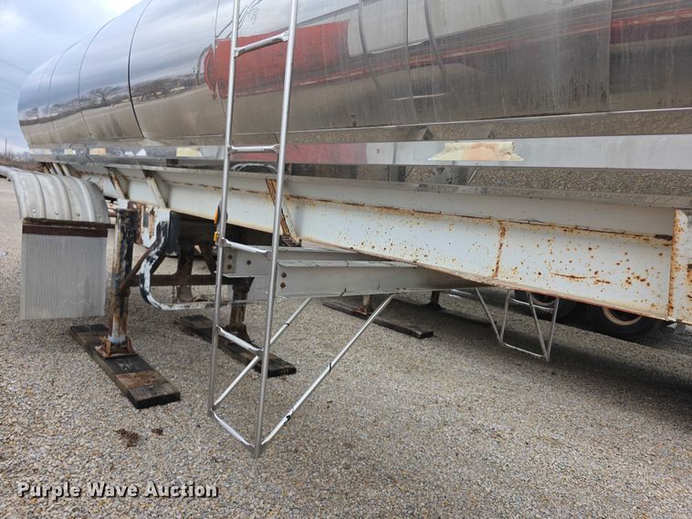 image for item FI0648 1986 Walker Sanitary 3A asphalt trailer  