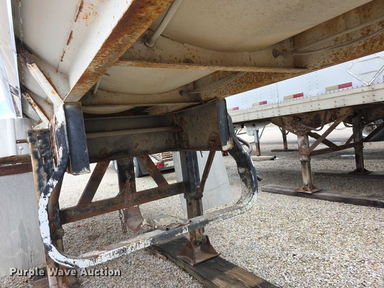 image for item FI0648 1986 Walker Sanitary 3A asphalt trailer  