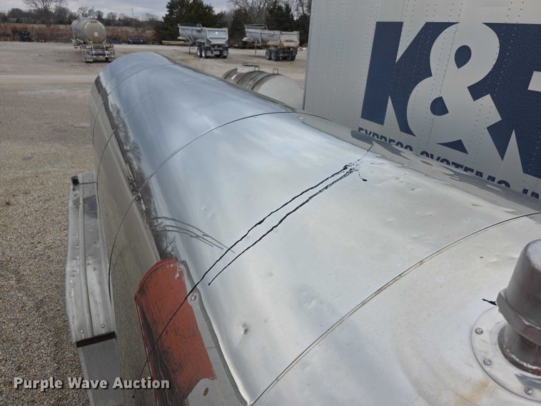 image for item FI0648 1986 Walker Sanitary 3A asphalt trailer  