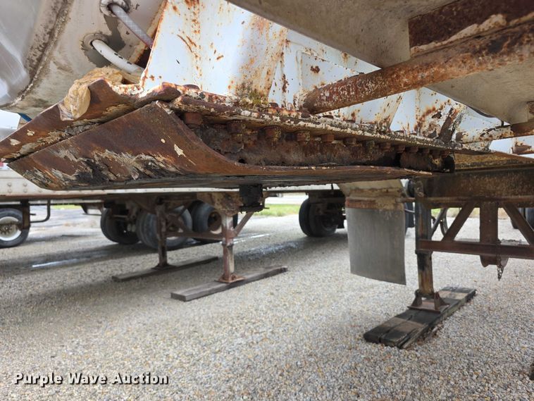 image for item FI0648 1986 Walker Sanitary 3A asphalt trailer  