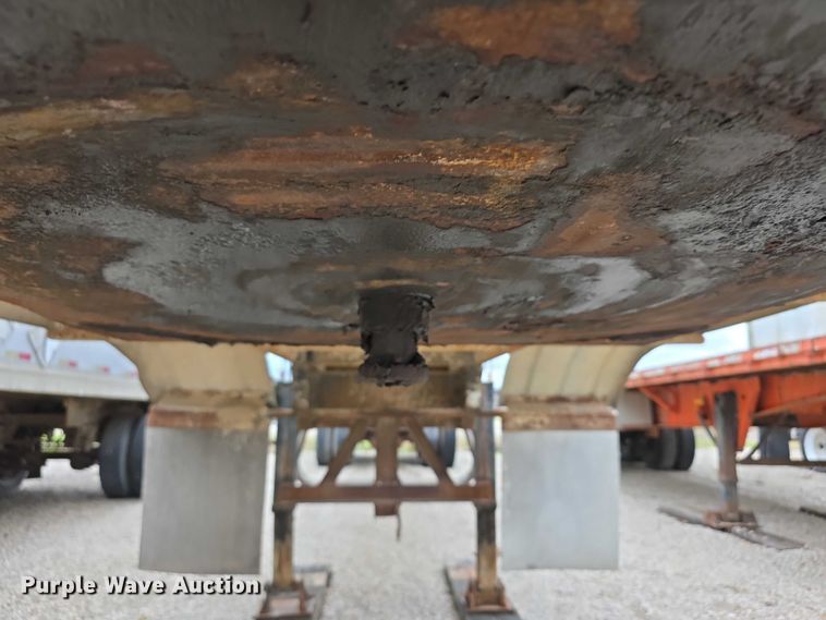 image for item FI0648 1986 Walker Sanitary 3A asphalt trailer  