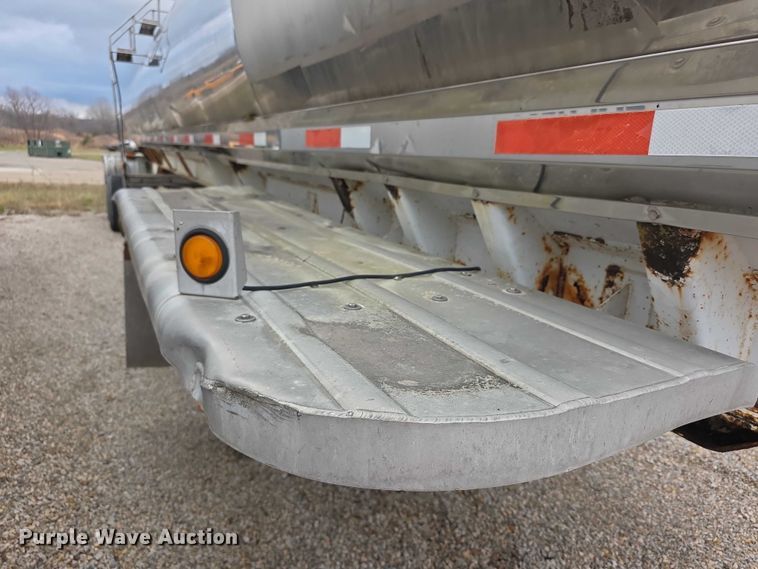 image for item FI0648 1986 Walker Sanitary 3A asphalt trailer  