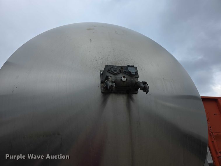 image for item FI0648 1986 Walker Sanitary 3A asphalt trailer  