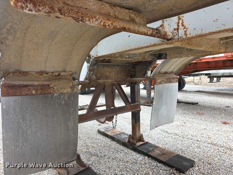 image for item FI0648 1986 Walker Sanitary 3A asphalt trailer  