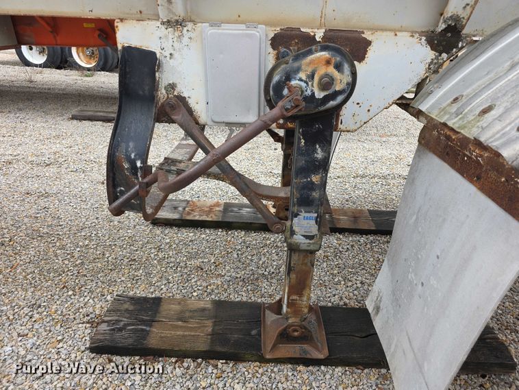 image for item FI0648 1986 Walker Sanitary 3A asphalt trailer  
