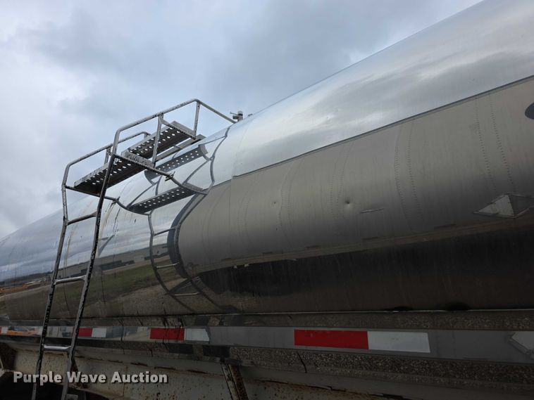 image for item FI0648 1986 Walker Sanitary 3A asphalt trailer  