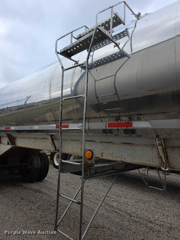 image for item FI0648 1986 Walker Sanitary 3A asphalt trailer  