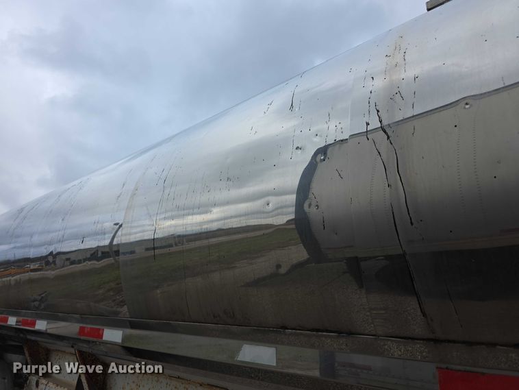 image for item FI0648 1986 Walker Sanitary 3A asphalt trailer  