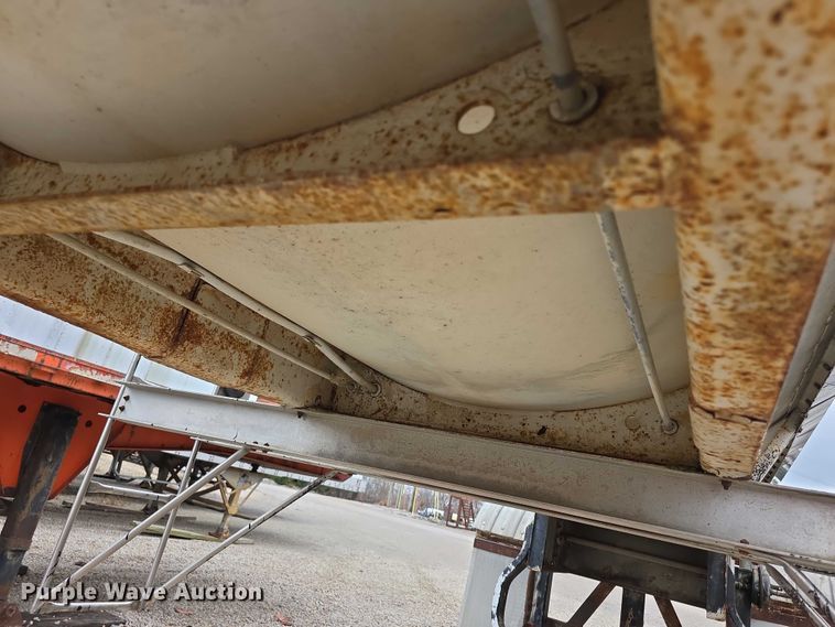 image for item FI0648 1986 Walker Sanitary 3A asphalt trailer  