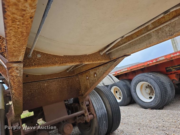 image for item FI0648 1986 Walker Sanitary 3A asphalt trailer  