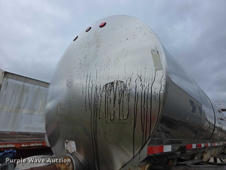 image for item FI0648 1986 Walker Sanitary 3A asphalt trailer  