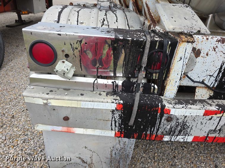 image for item FI0648 1986 Walker Sanitary 3A asphalt trailer  