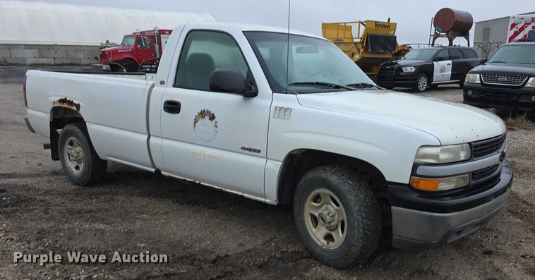 image for item FI0660 2000 Chevrolet Silverado 1500 pickup truck