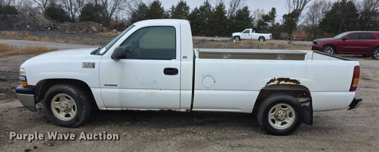 image for item FI0660 2000 Chevrolet Silverado 1500 pickup truck
