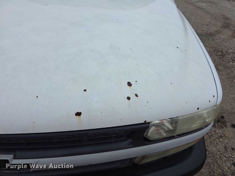 image for item FI0660 2000 Chevrolet Silverado 1500 pickup truck