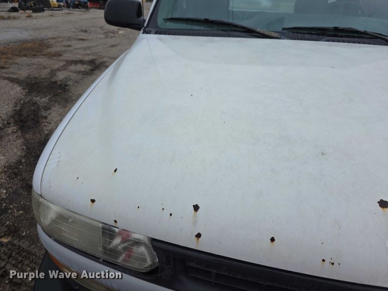 image for item FI0660 2000 Chevrolet Silverado 1500 pickup truck