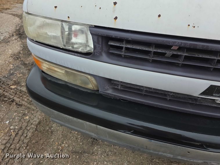 image for item FI0660 2000 Chevrolet Silverado 1500 pickup truck