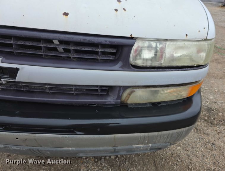 image for item FI0660 2000 Chevrolet Silverado 1500 pickup truck