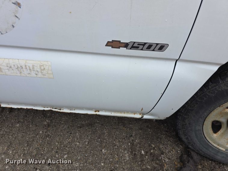 image for item FI0660 2000 Chevrolet Silverado 1500 pickup truck