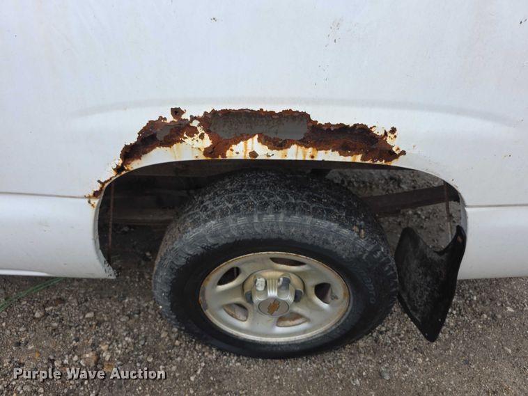 image for item FI0660 2000 Chevrolet Silverado 1500 pickup truck