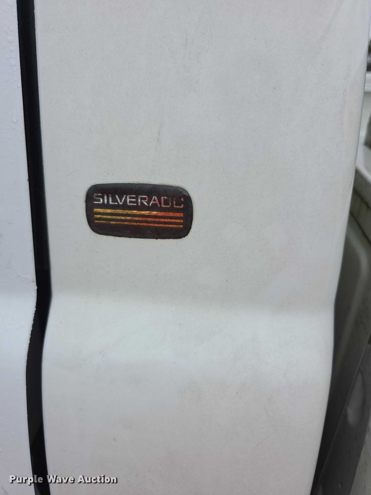 image for item FI0660 2000 Chevrolet Silverado 1500 pickup truck