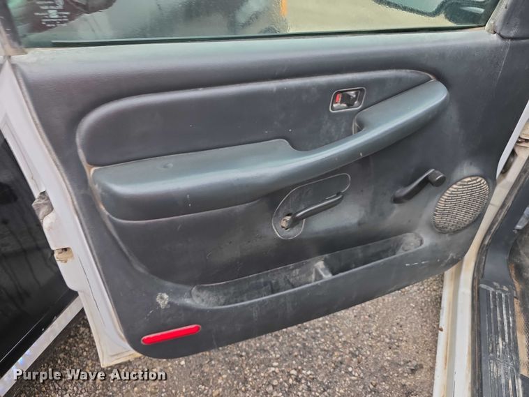 image for item FI0660 2000 Chevrolet Silverado 1500 pickup truck