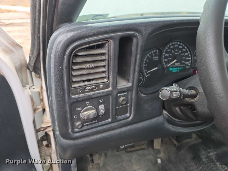 image for item FI0660 2000 Chevrolet Silverado 1500 pickup truck