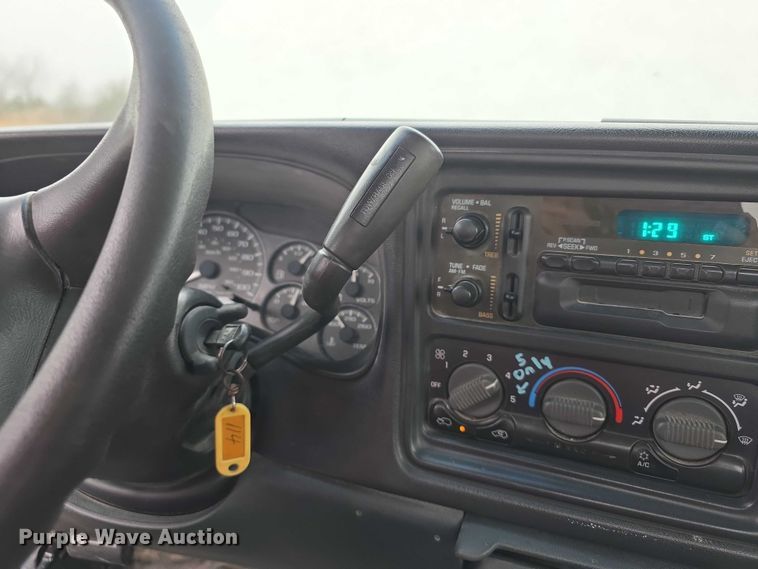 image for item FI0660 2000 Chevrolet Silverado 1500 pickup truck