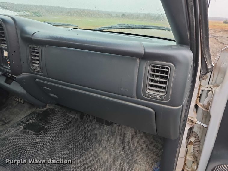 image for item FI0660 2000 Chevrolet Silverado 1500 pickup truck