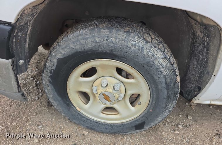 image for item FI0660 2000 Chevrolet Silverado 1500 pickup truck