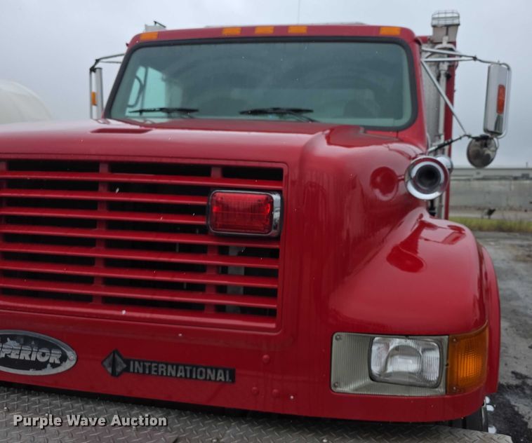 image for item FI0663 1999 IH Superior 4900 rescue vehicle